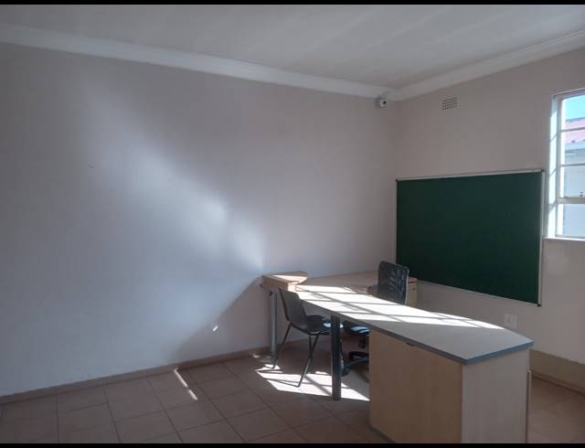 900M² BUILDING TO LET IN APEX